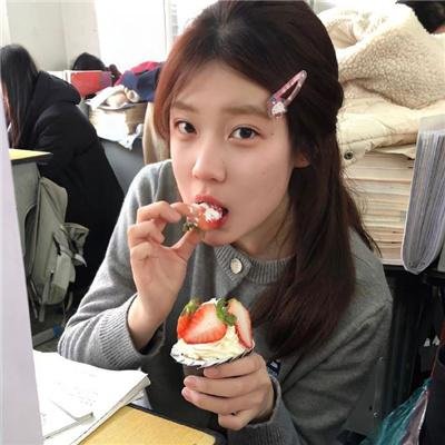 举杯畅饮的姐姐们